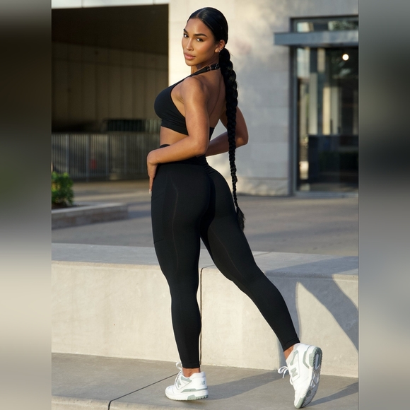 ❌SOLD❌ Bombshell SET V Back Leggings & Sports Bra Large - Picture 2 of 5